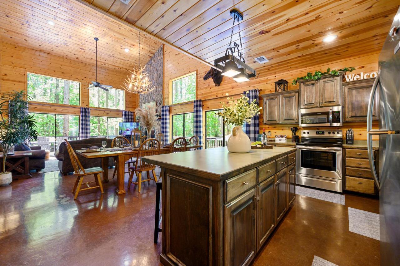 Hickory Bear - Cabin Surrounded By Pines, Sleeps 10, Hot Tub, Fire Pit, Arcade, Foosball Table & Deck Slide Broken Bow Dış mekan fotoğraf