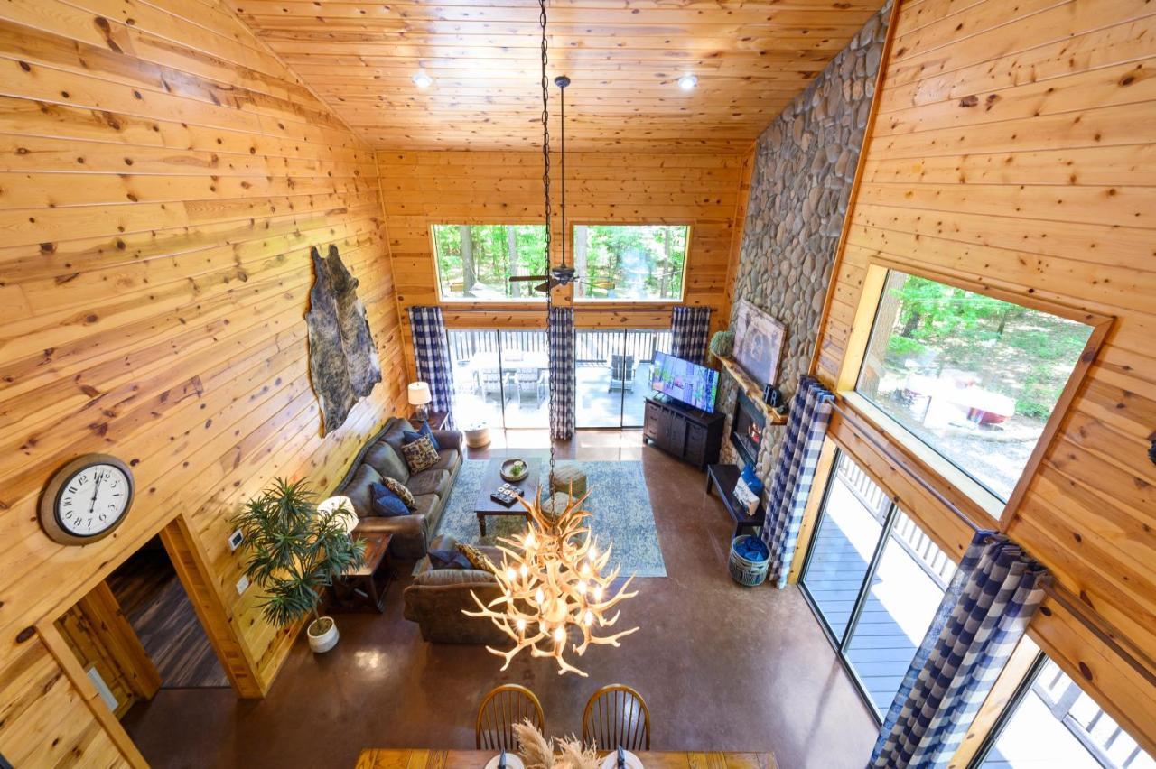 Hickory Bear - Cabin Surrounded By Pines, Sleeps 10, Hot Tub, Fire Pit, Arcade, Foosball Table & Deck Slide Broken Bow Dış mekan fotoğraf