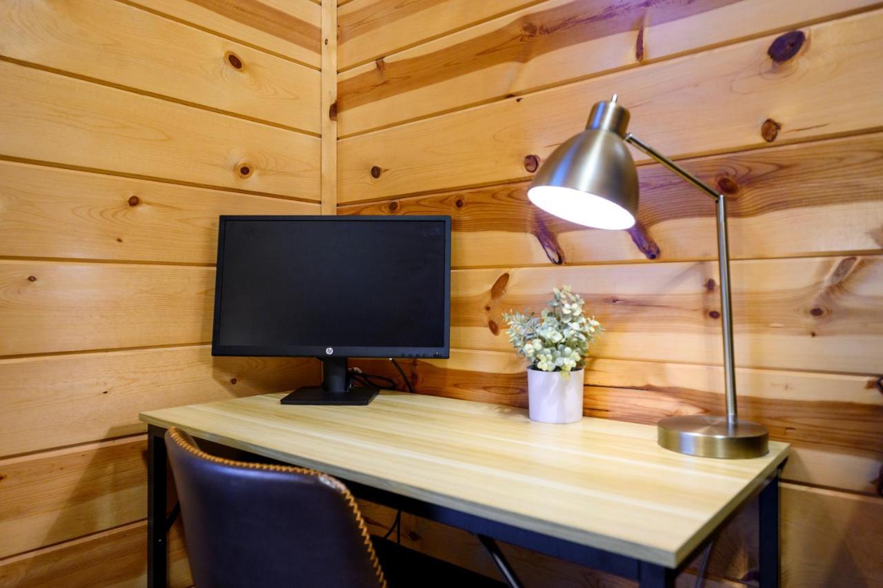 Hickory Bear - Cabin Surrounded By Pines, Sleeps 10, Hot Tub, Fire Pit, Arcade, Foosball Table & Deck Slide Broken Bow Dış mekan fotoğraf
