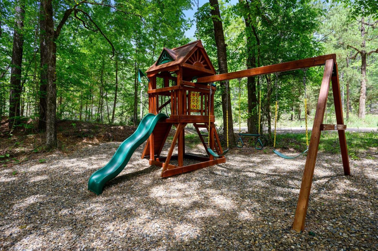 Hickory Bear - Cabin Surrounded By Pines, Sleeps 10, Hot Tub, Fire Pit, Arcade, Foosball Table & Deck Slide Broken Bow Dış mekan fotoğraf